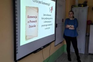 Pani pokazuje dzieciom prezentację.