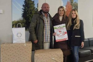 Predstawiciel Fundacji i przedstawiciele SP Sarbiewo.