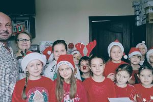 Grupa dzieci z Dyrektorem.