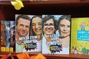 Książki wystawione na półce.