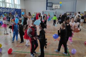 Dzieci tańczą z balonami.