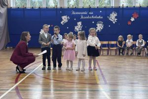 Dzieci biorące udział w występie.