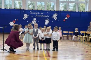 Dzieci biorące udział w występie.