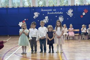 Dzieci biorące udział w występie.