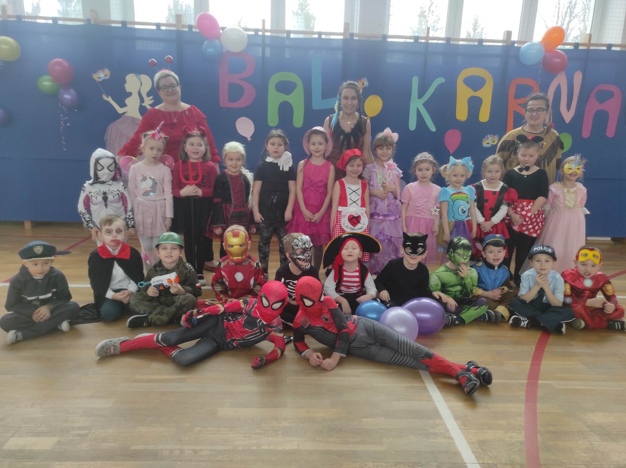 Grupa przebranych dzieci.