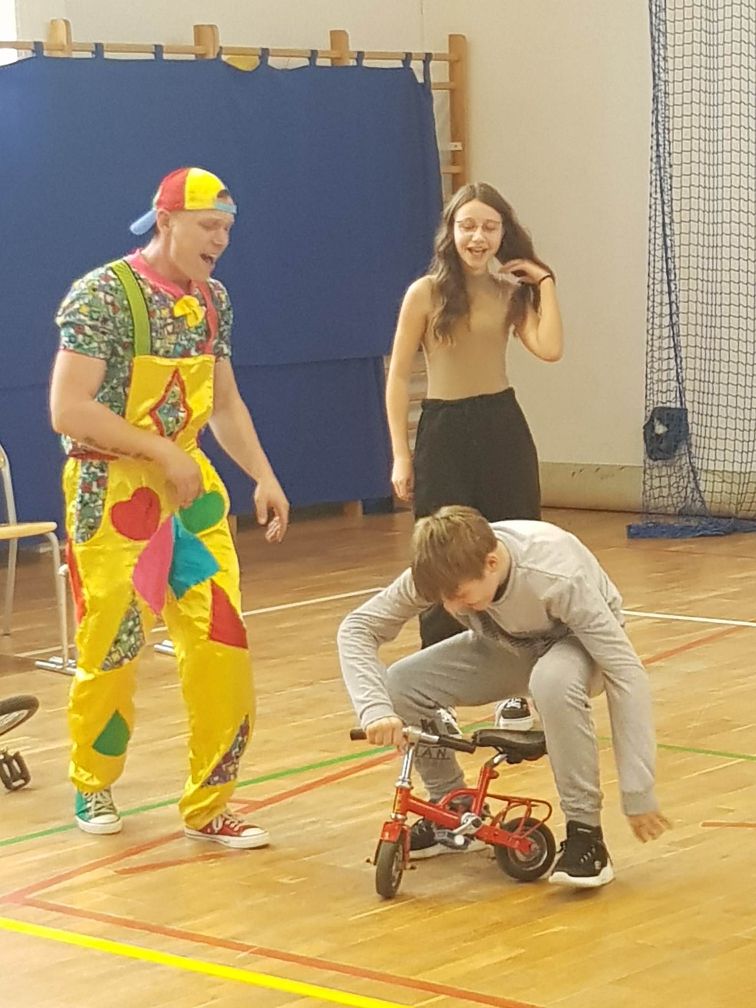 Chłopiec jadący na malutkim rowerze.