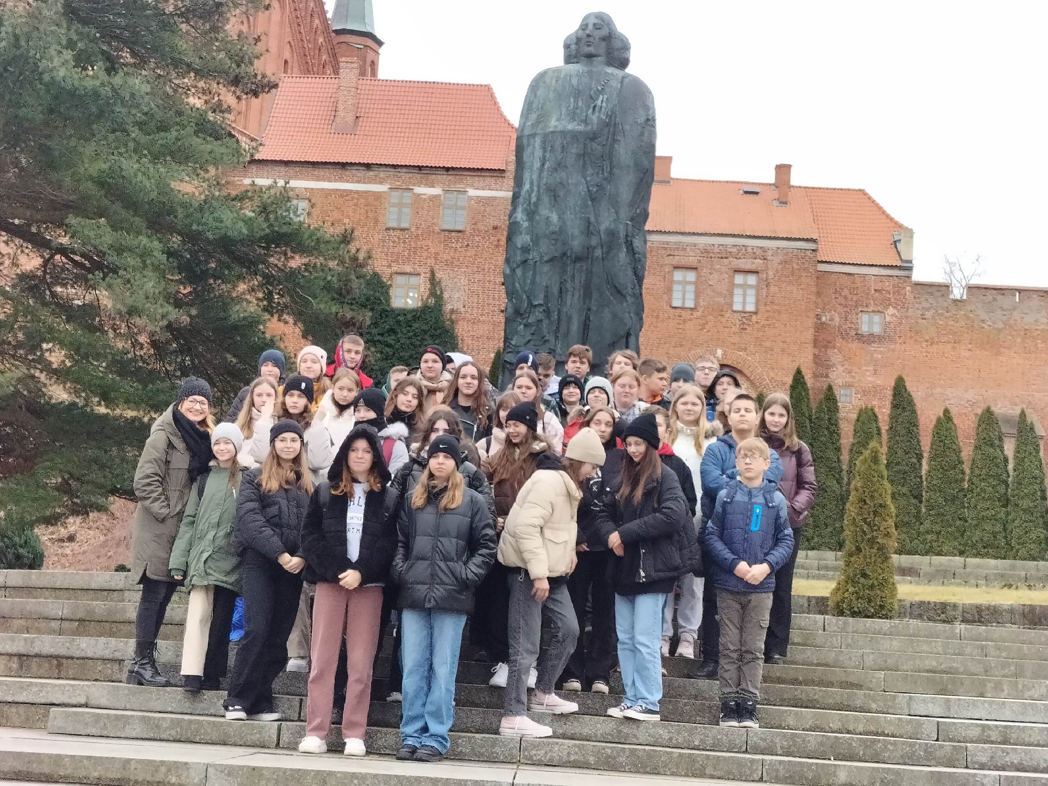 Dzieci przy pomniku Mikołaja Kopernika