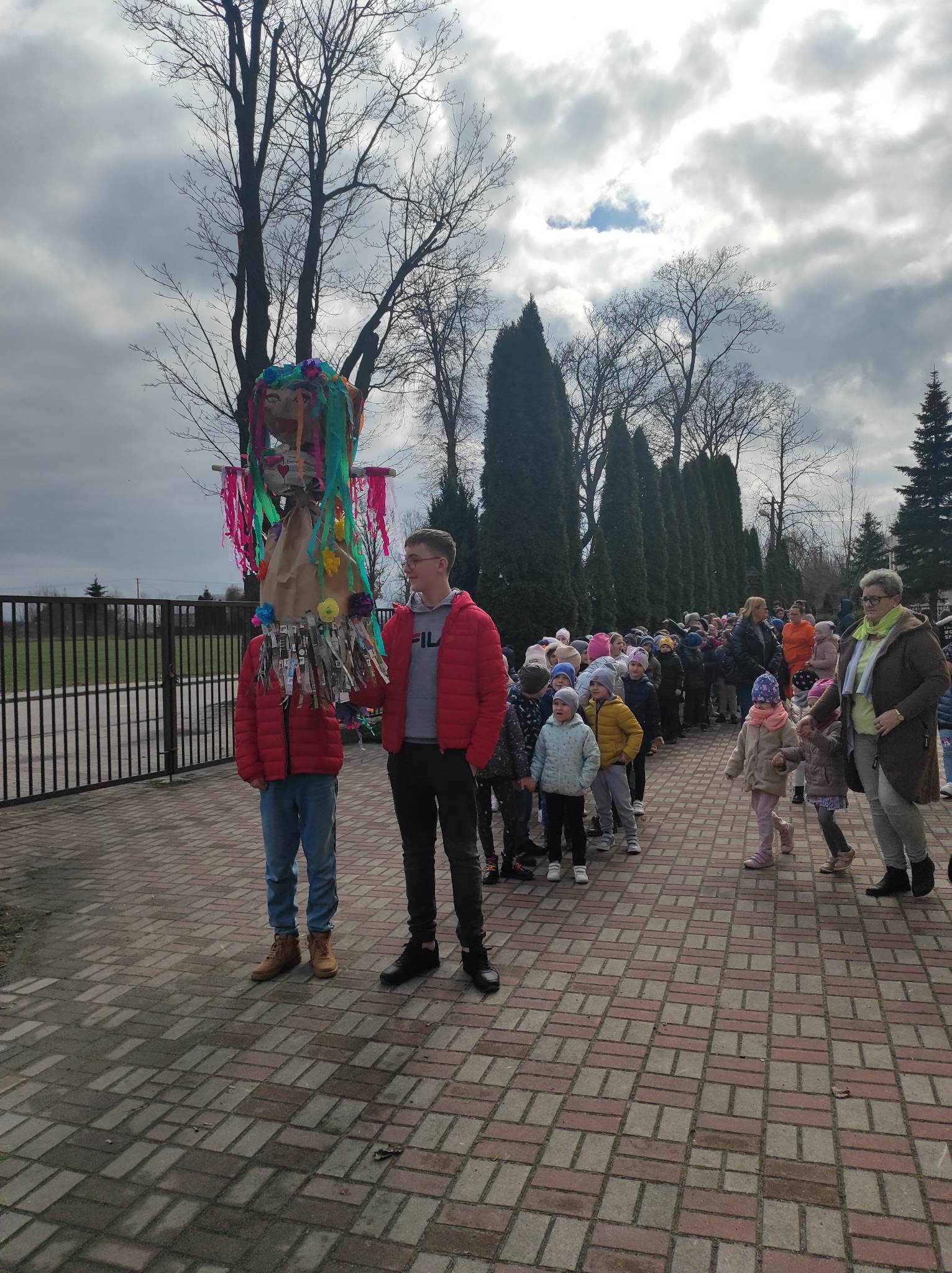 Dzieci niosą Marzannę.