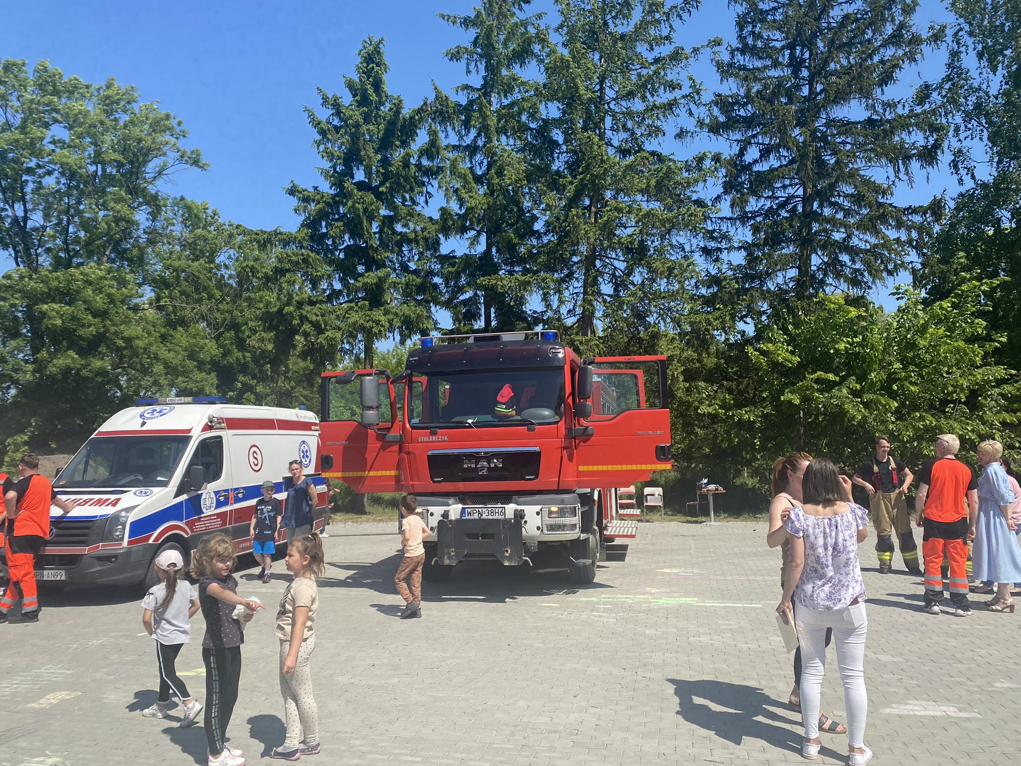 Bawiące się dzieci.