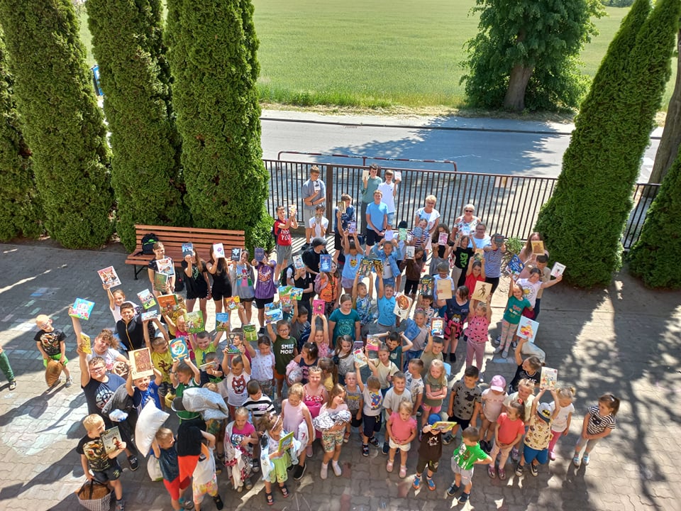 Grupa dzieci z książkami.