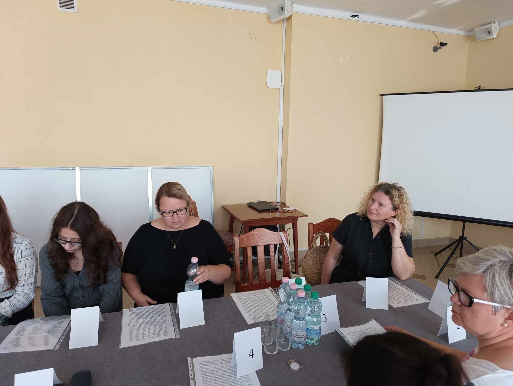 Panie przygotowują się do czytania.